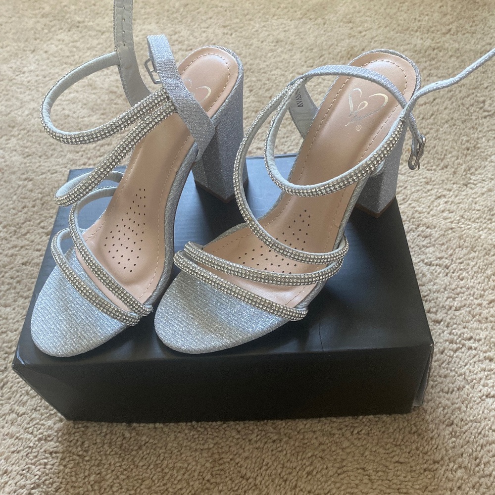Windsor “Avani 39” Silver Heels Size 5.5